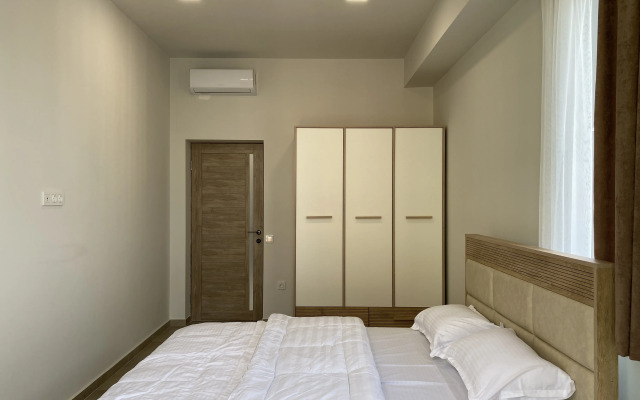 2-K v Novostroyke, na Ulitse Yeznika Kokhbatsi, Ko1612 Flat