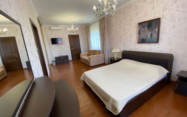 V Kedrovoy Rosche Guest House