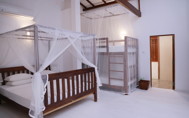 South Point Surf House - 5 bedrooms sleeps 14 Villa
