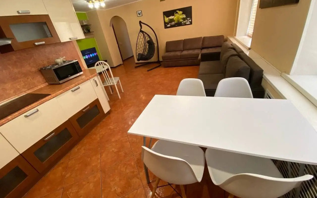 Квартира Уникальная трёшка с отдельным входом и двором