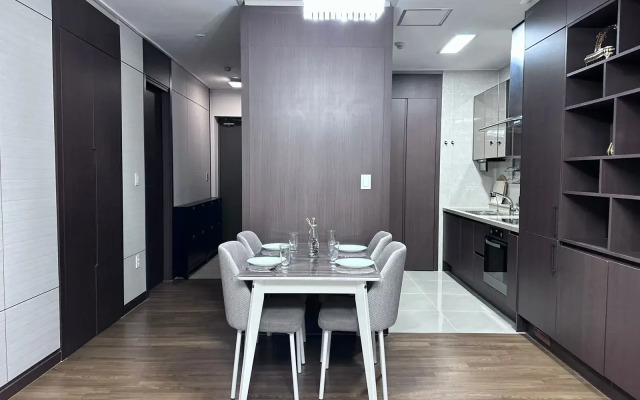 Ryadom s Posol'stvami SShA, OAE, KitayaApartments