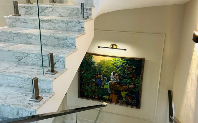 Parliament Hotel & Restaurant