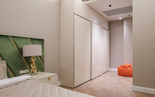Spacious Apartment with Stunning View of the Towers! 42nd Floor!
