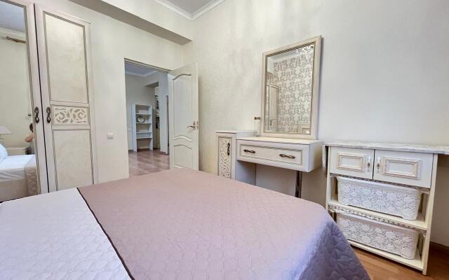 Trekhkomnatniye s Terrasoy i Balkonom Apartments