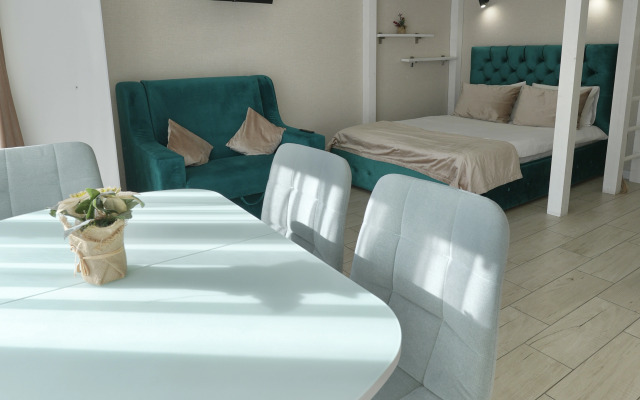 Studiya s panoramnymi oknami naprotiv otelya Mariott Flat