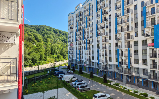 S Balkonom v Odnom iz Samykh Zelenykh Rayonov Sochi Flat