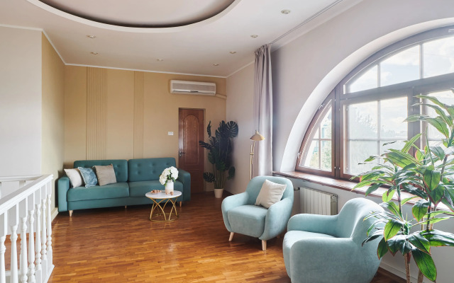 Квартира GM Apartments Двухуровневая с мансардой у Патриарших Прудов