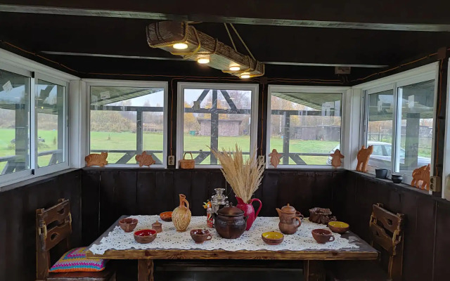 Частный дом с баней и пирсом на берегу пруда