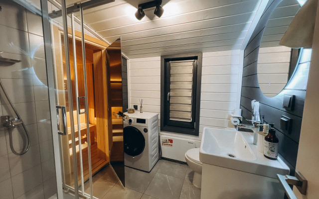 Частный дом с гриль-мангалом, сауной и большой террасой