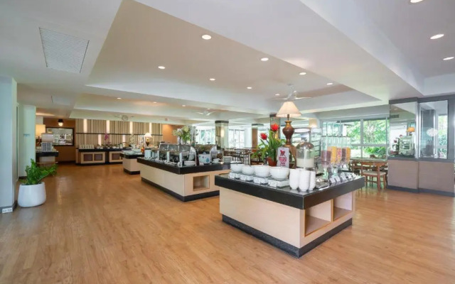 Отель The Green Park Resort