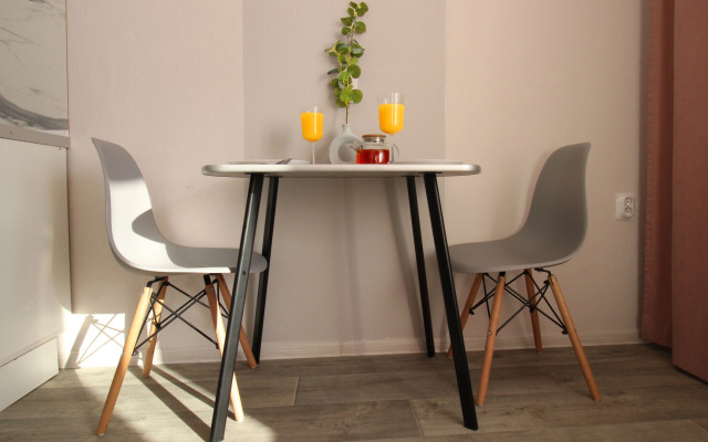 Uyutno kak doma s balkonom Apartments