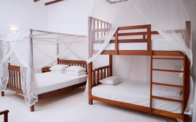 South Point Surf House - 5 bedrooms sleeps 14 Villa