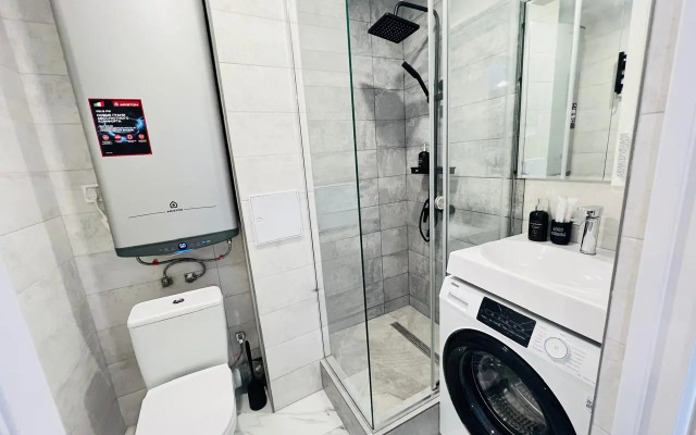 Tryokhkomnatnaya kvartira s vidom na basseyn Apartments