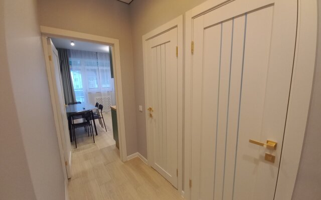 65 m udobnaya dlya semyi naprotiv Kazino s vidom na gory Flat