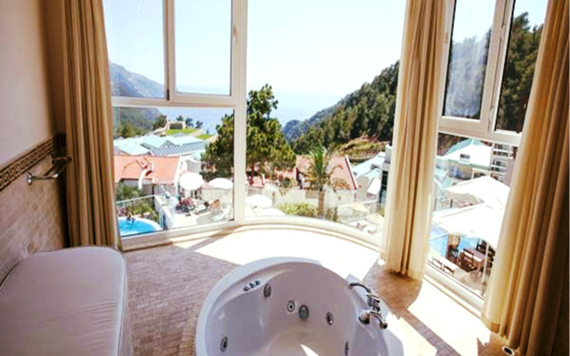 Golden Life Heights Deluxe Suite Hotel