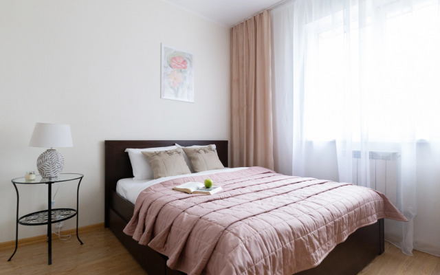 Semejnaya Dvuhkomnatnaya u Zooparka s Gamakom na Lodzhii Flat