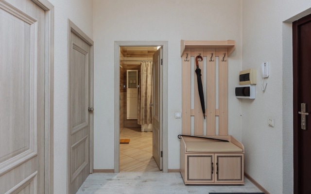 Dushevnaya, uyutnaya v parke na beregu ozera Flat