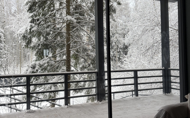 Частный дом Дом в лесу у ручья