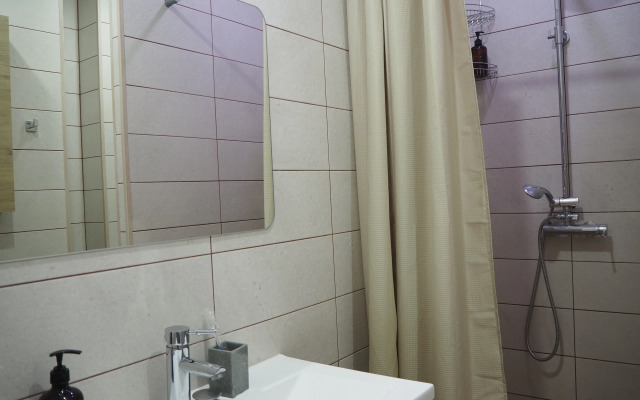 Yarkaya Studiya Na Ulitse Universitetskaya Naberezhnaya 62 Flat