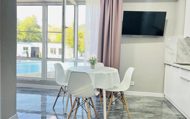 Yevrodvushka S Vidom Na Basseyn Apartments