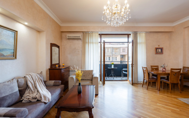 2-K v Novostroyke, Ulitsa Arama, Di482 Flat