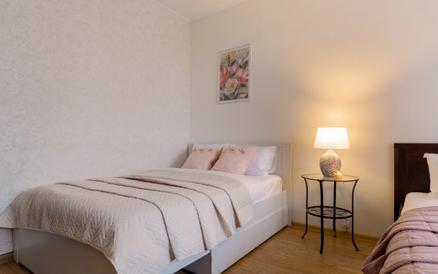 Semejnaya Dvuhkomnatnaya u Zooparka s Gamakom na Lodzhii Flat