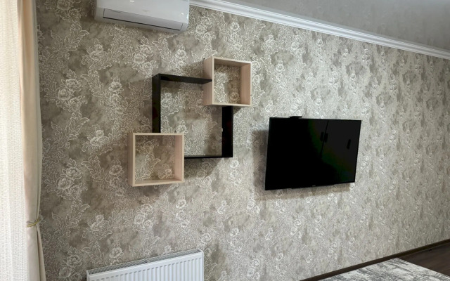 145 S Balkonom I Vitrazhnym Ostekleniem Flat