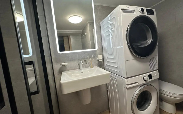 Dvukhurovnevaya studiya s dvumya sanuzlami v parke Apartments