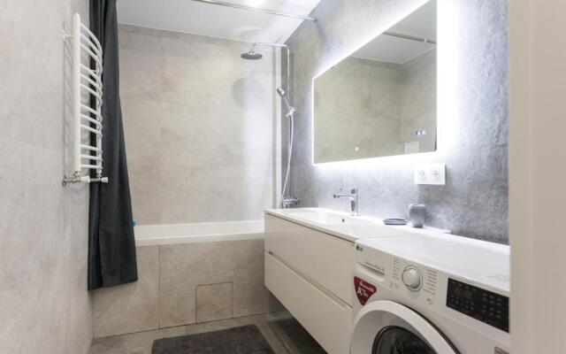 Tryohkomnatnyj Lyuks, centr, ploshchad' Pobedy, CHernyahovskogo 10A, Kolibri#10A Apartments