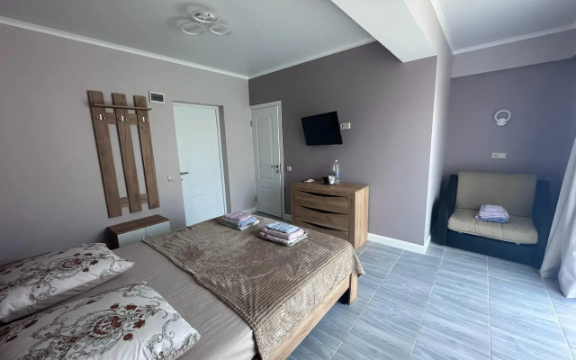 Меблированные Комнаты Трехместные без Балкона в Гостевом Доме Ланселот