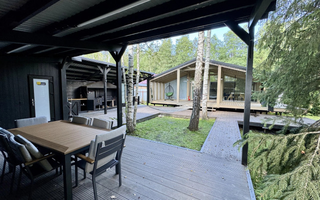 Частный Дом с Верандой в Лесу