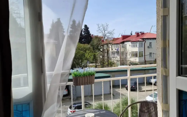 2-kh komn Solnechnaya storona per.Gruzinskiy Parkovka besplatno Flat