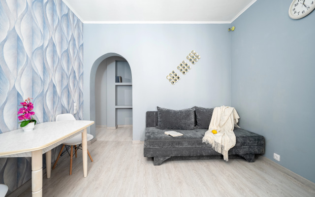 U Metro Sadovaya Flat