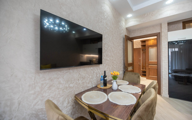 S Prostornoy Terrasoy i Vidom na Park Apartments