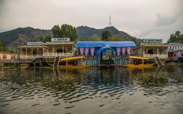 Отель Swan Group Of Houseboats
