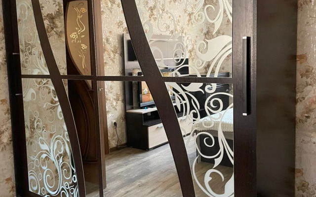 Апартаменты Квартира уютная с спорт площадкой во дворе