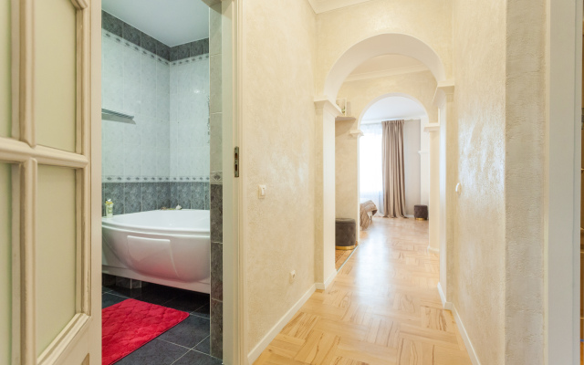 Apartamenty dvukhkomnatnyye extra lux v tsentre