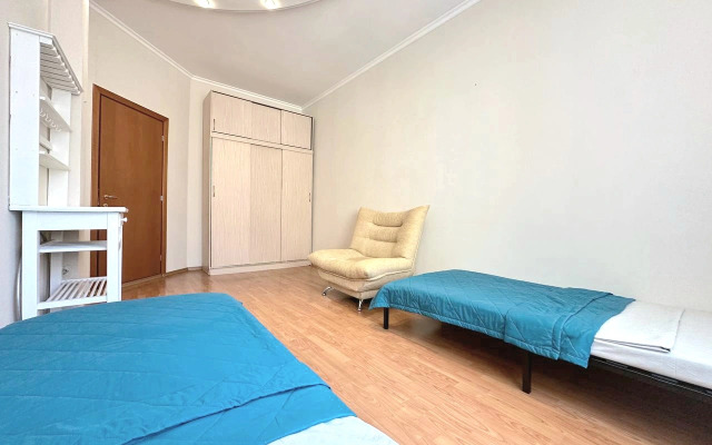 Chetyrekhkomnatnaya v Centre na Ostrovskogo Flat