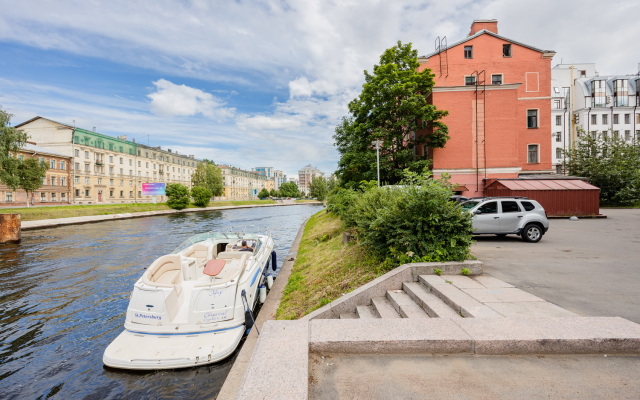 a.m. Rooms Petrovskiy overlooking the river Apartments