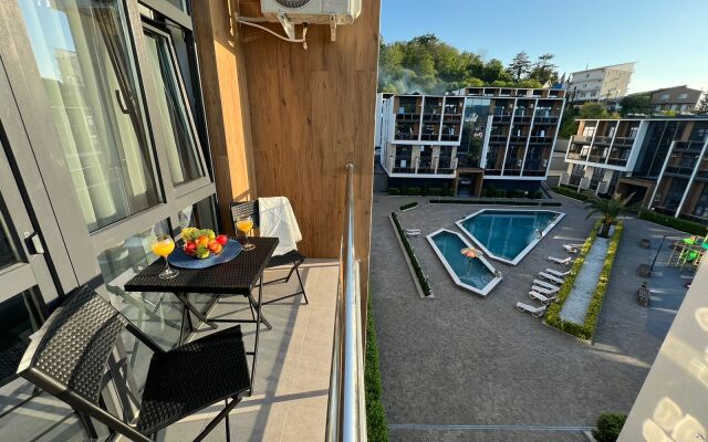 3kh mestnaya studiya studiya s balkonom i basseynom Apartments