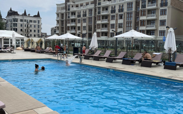 U Morya, Zapadny Plyazh Flat