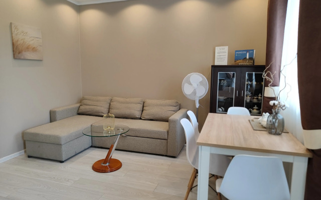 Dvukhurovnevaya U Morya Flat