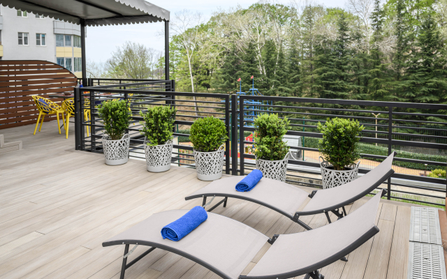 Belosnezhnaya Studiya U Morya S Lichnoy Terrasoy Apartments