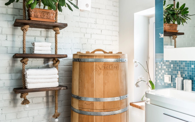 Частный дом cтильный уютный с камином на берегу реки