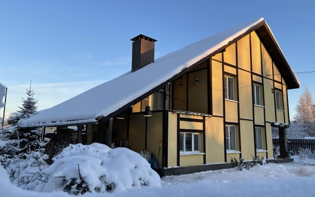 U Mednogo Ozera Private House