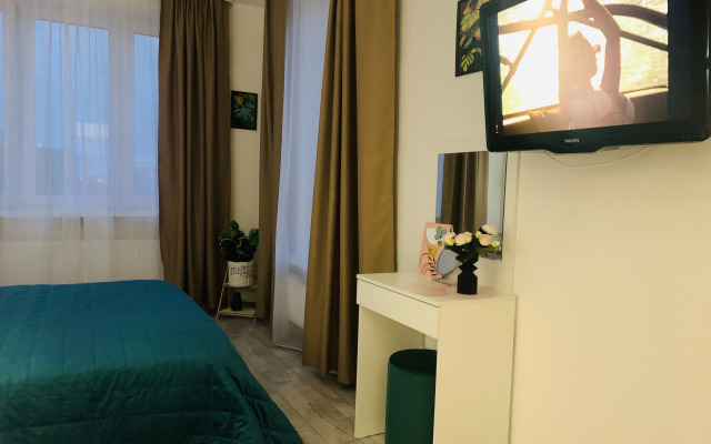 Na 16 Etazhe s Zavorazhivayuschimi Zakatami Apartments