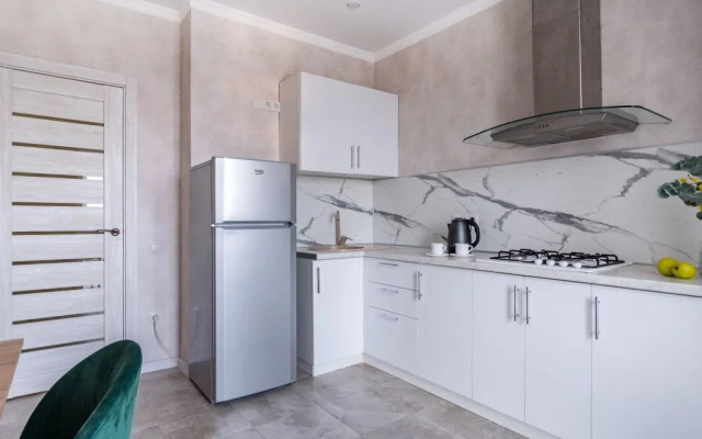 Na Pervomayskoy Ulitse 70 Flat