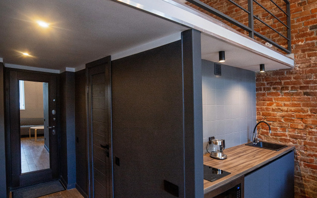 Sovremennaya dvukhurovnevaya studiya Flat