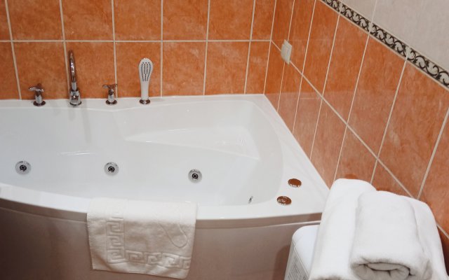 Апартаменты Тихая студия 33кв.м,джакузи,рядом станция подземного трамвая и ТЦ