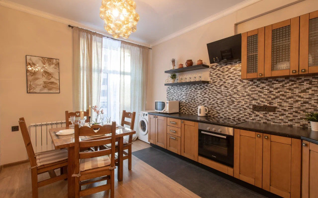 Family s detskoj komnatoj v ZHK Dinastiya Flat